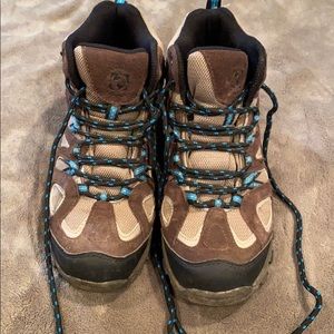 RUGGED EXPOSURE: Hiking boots